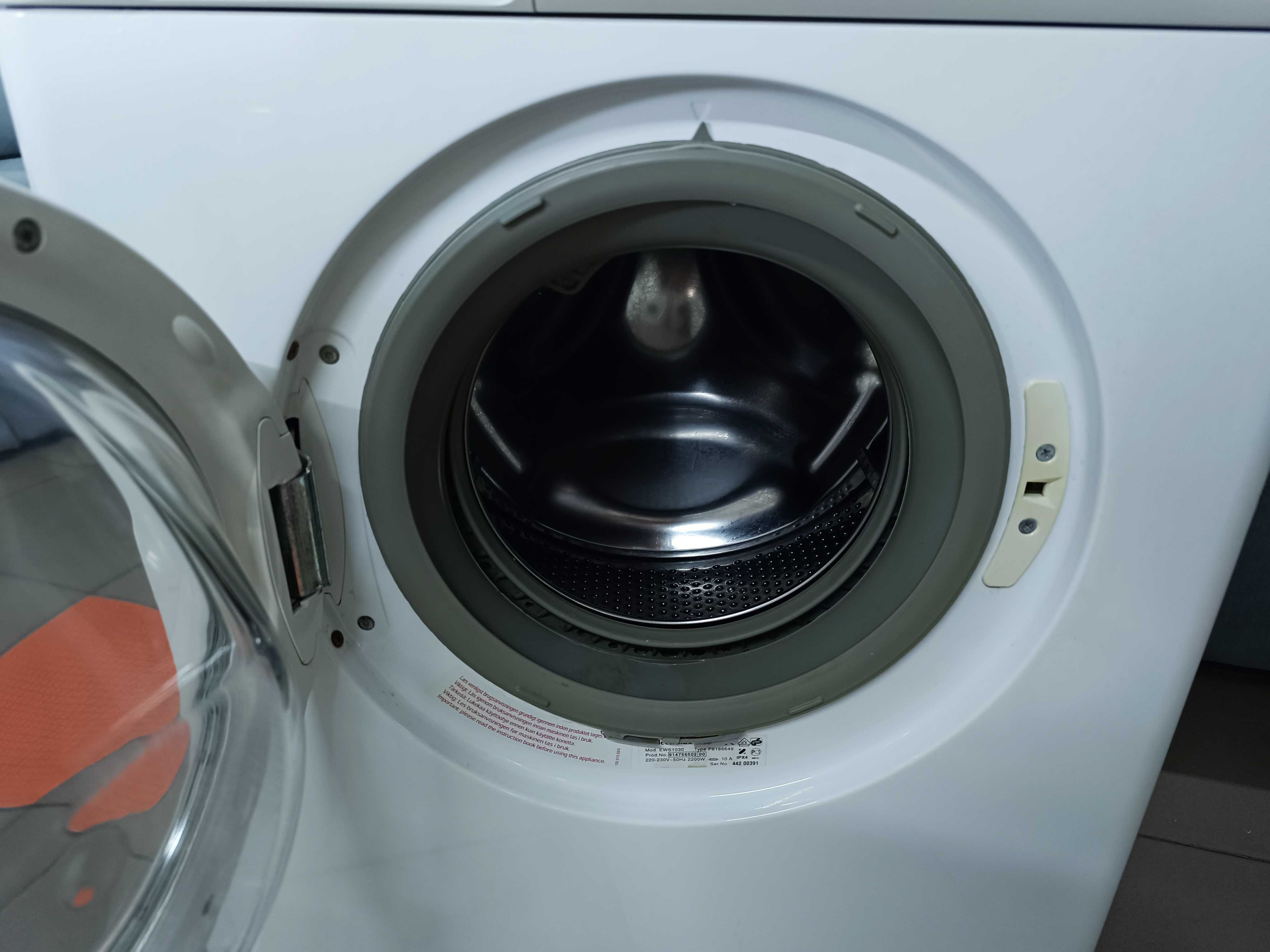 Пральна машина Electrolux EWS1030
