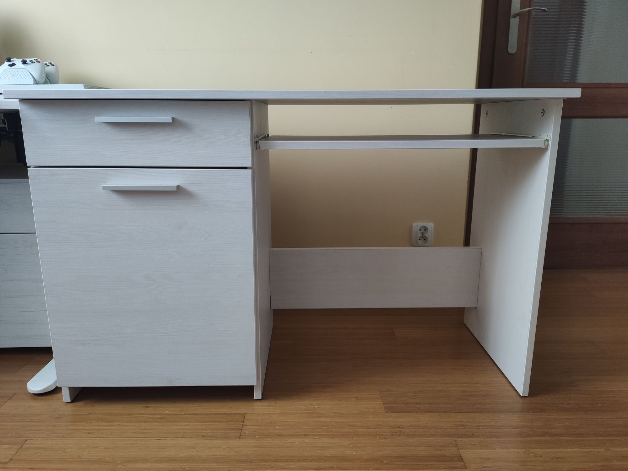 Białe biurko Blum pełny wysuw, cichy domyk 120x55x76 cm