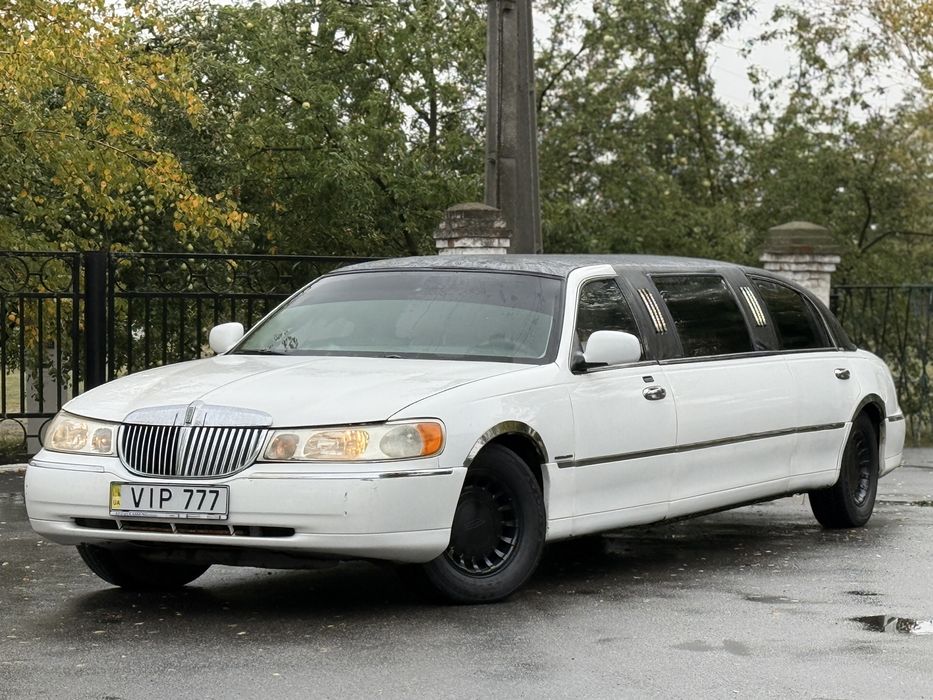 Lincoln Town car на полном ходу