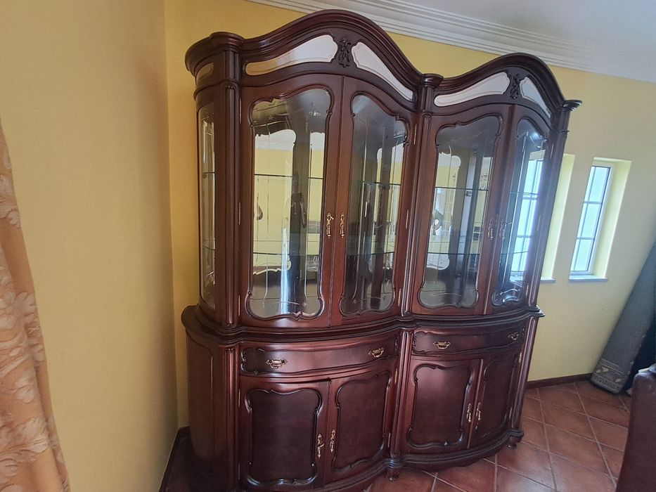 Cristaleira em muito bom estado.