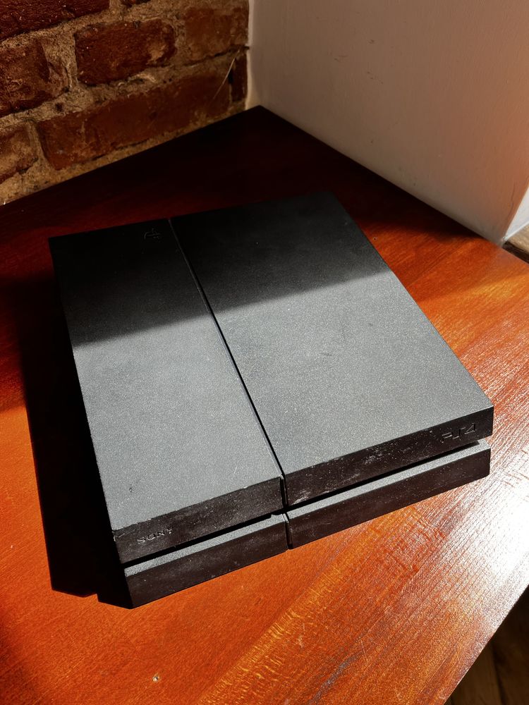 PlayStation 4 + 2 pady + 4 gry