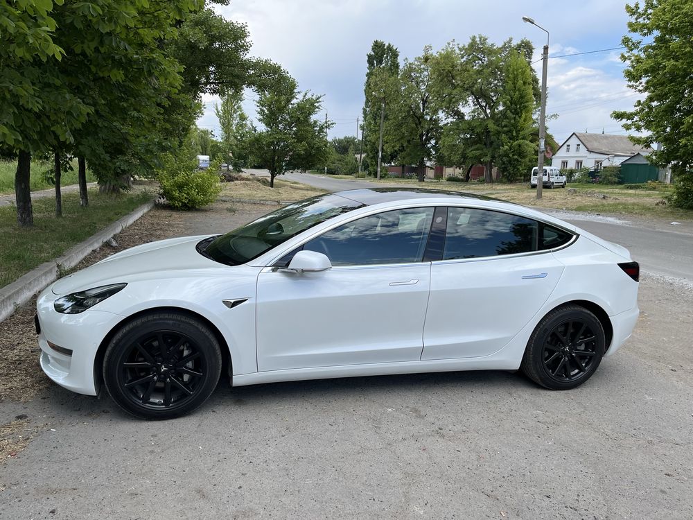 Tesla model 3 standard range plus