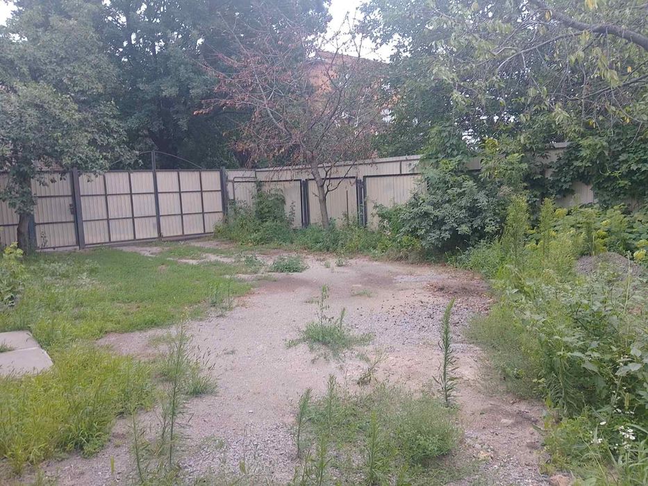 Отдельный дом в центре с отдельным двором, автономное отопление..