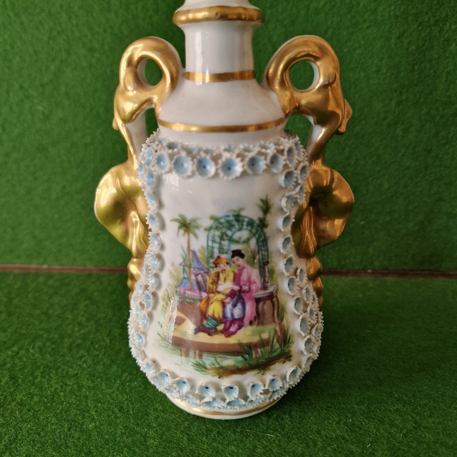 Frasco de perfume em porcelana