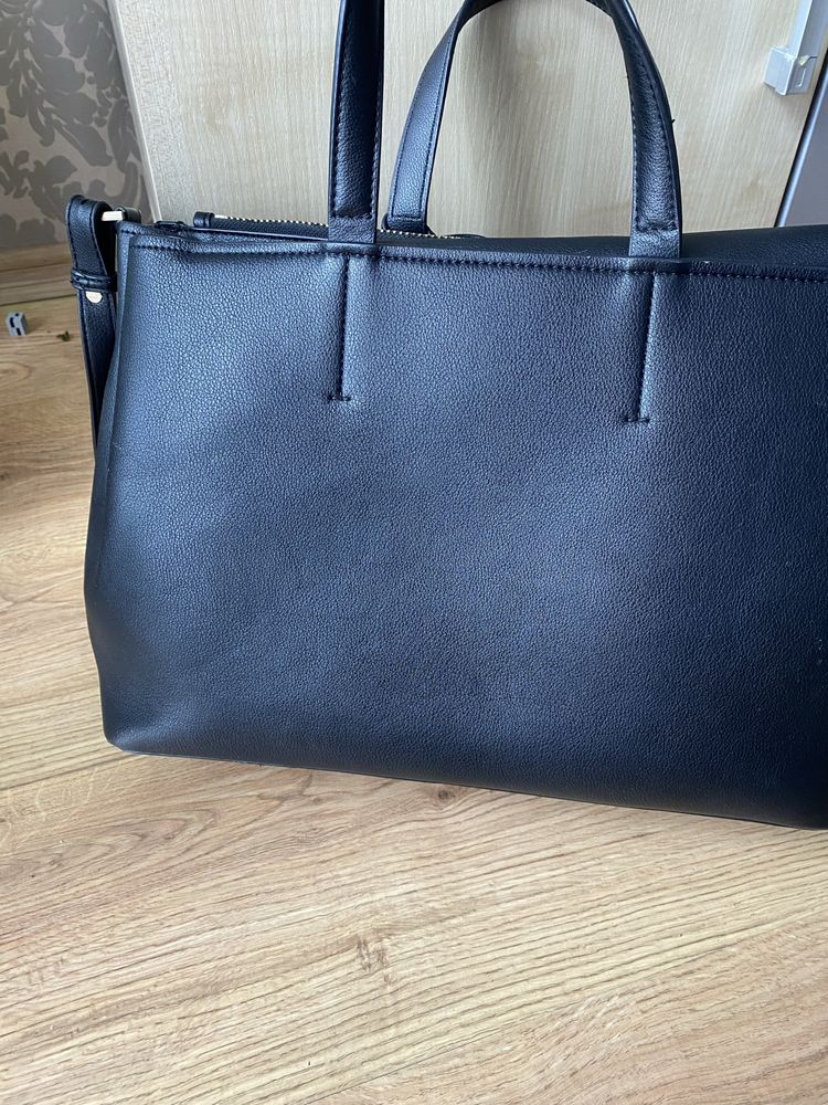 Piękna torba Calvin Klein z paskiem