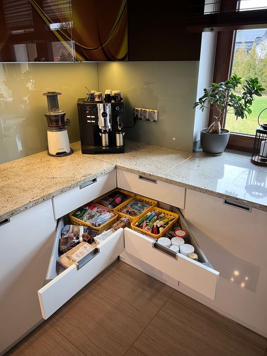 Meble kuchenne, z kamiennymi blatami, białe lakierowane, okucia Blum