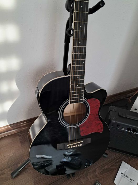 Mikołaj! Gitara akustyczna z przetwornikiem plus wzmacniacz.