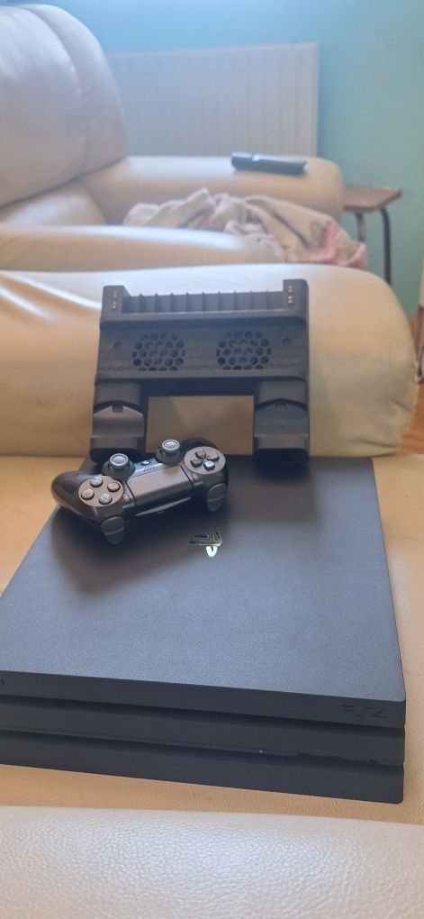 Vendo Ps4 Pro com caixa.