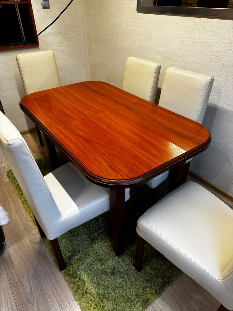 Stół z 6 krzesłami skórzanymi ecru kolor koniakowy