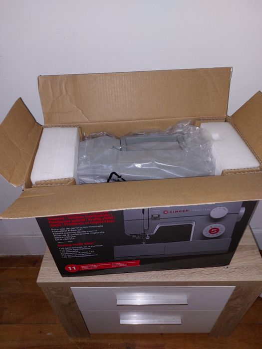 Máquina de Costura Profissional SINGER HD4423  Embalada, com nota fis