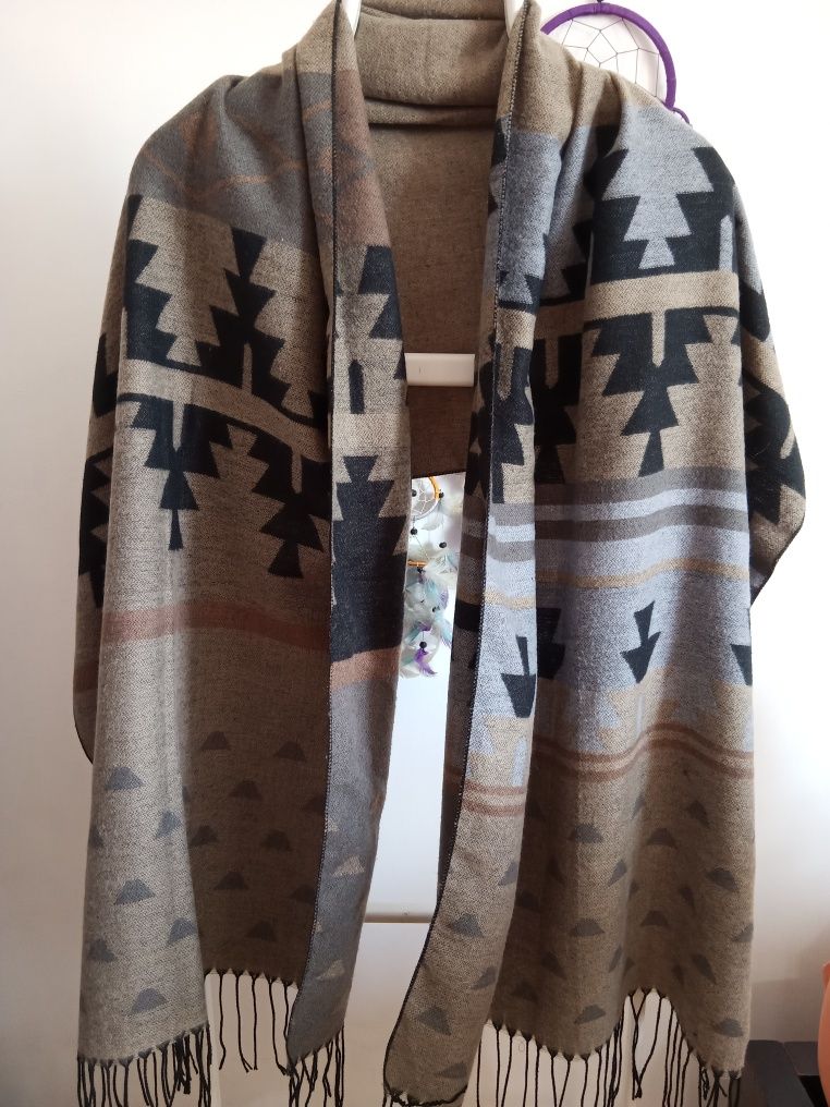 Acessórios: 8 echarpes, cada 3,50€