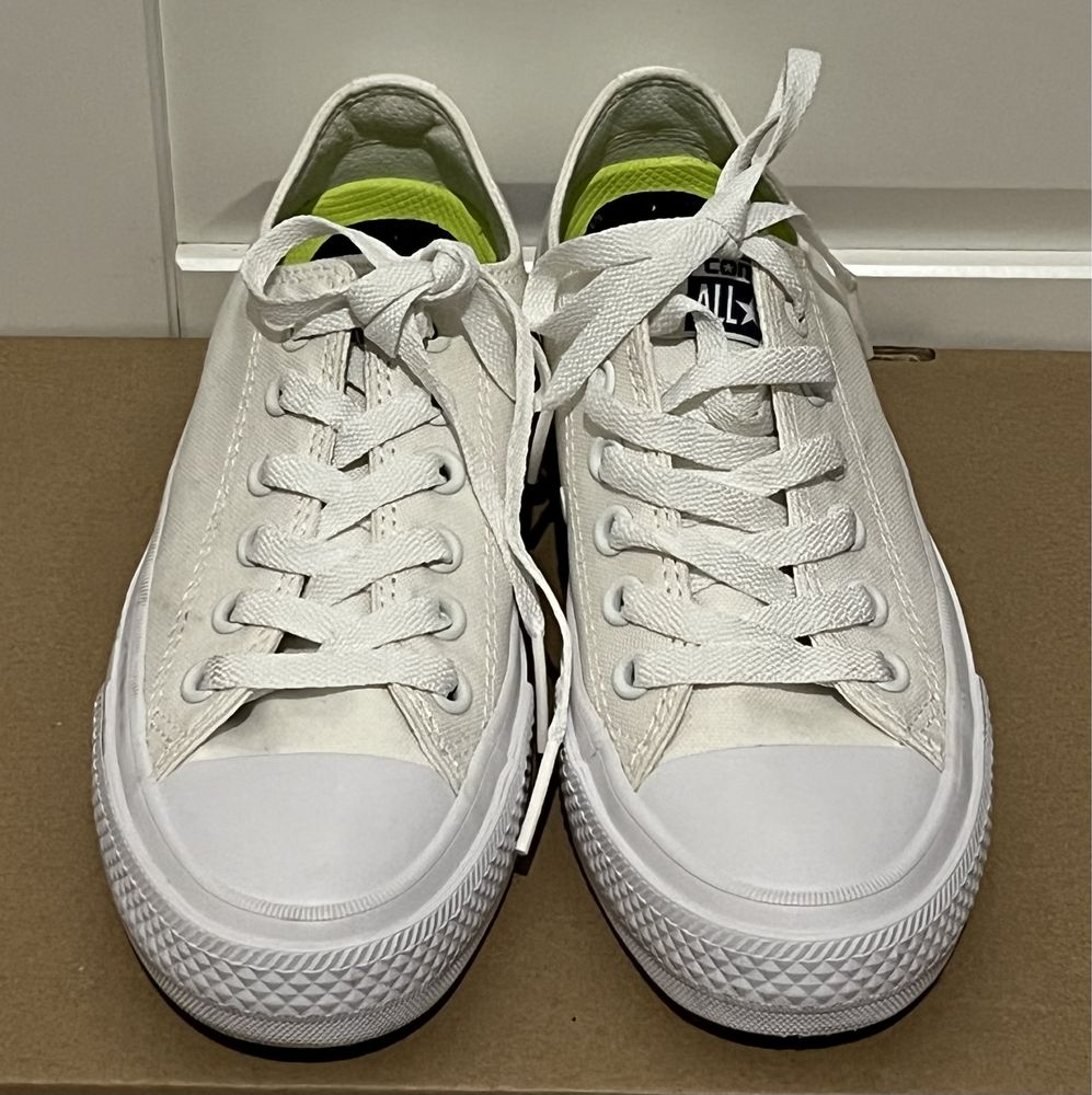 Białe Converse trampki
