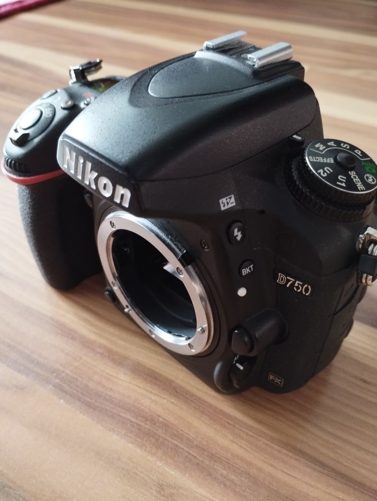 Nikon d750 stan bardzo dobry.Komplet z ładowarką,bateria i karta 128gb
