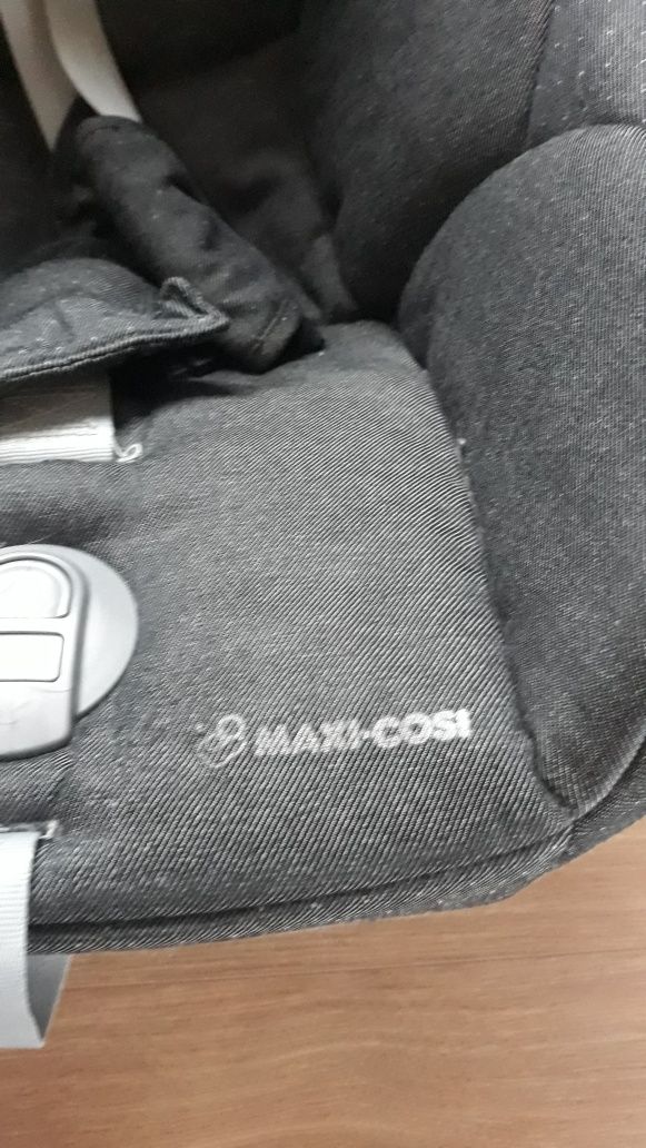 Fotelik samochodowy Maxi Cosi z bazą isofix