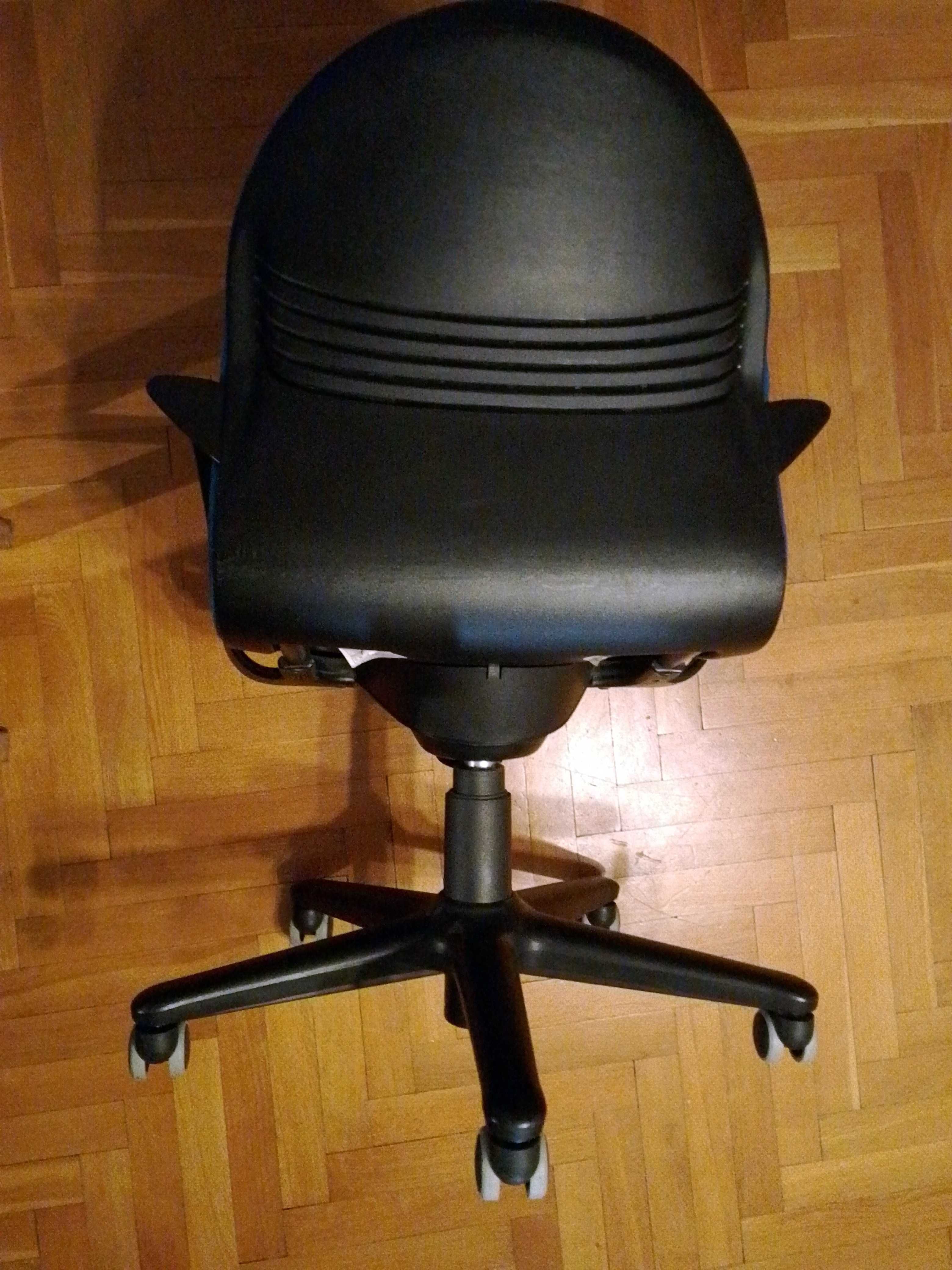Fotel biurowy z profilowanymi plecami