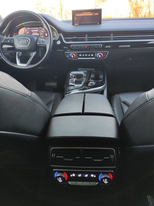 Продам AUDI Q7 2015