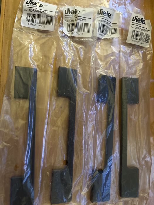 4 uchwyty czarne 2 rozstawy otworów  9,6 i 12,8 cm