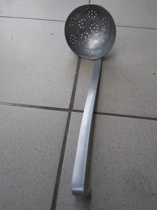 Aluminiowy cedzak sitko durszlak łyżka chochla stary przedmiot z prl