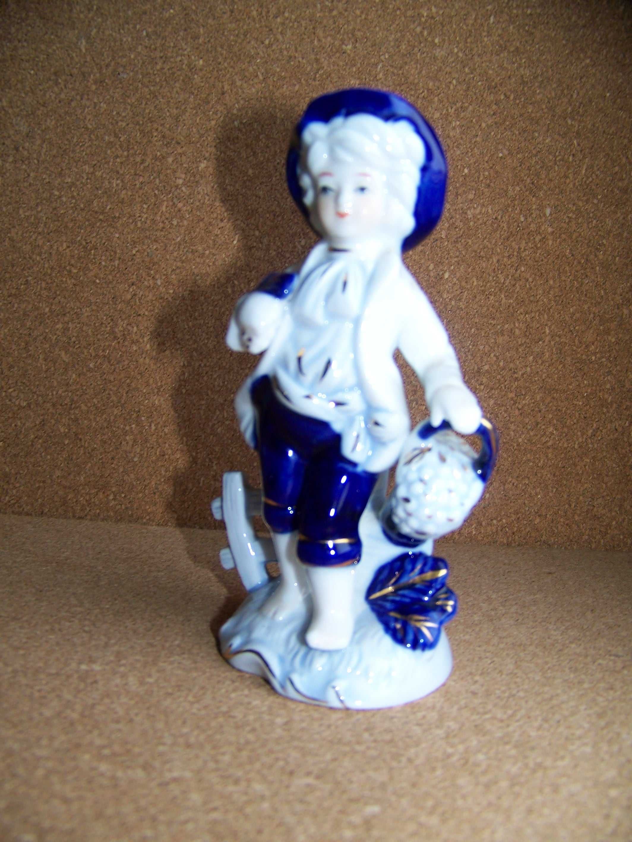 porcelanowa figurka młodzieńca