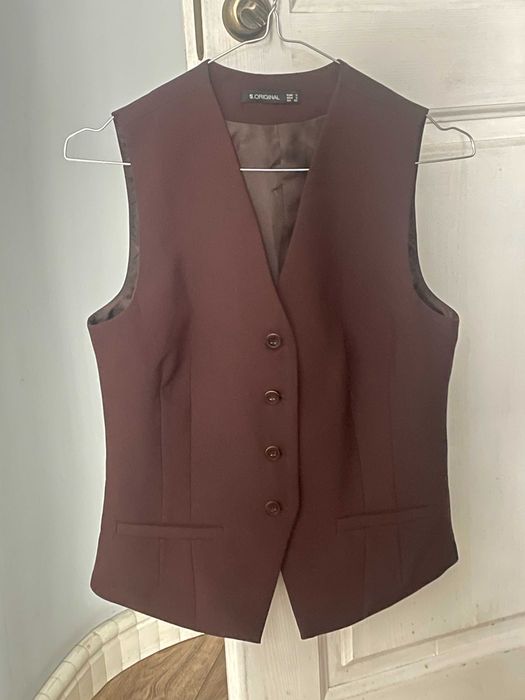 Жіночий коричневий костюм-двійка: жилет і піджак