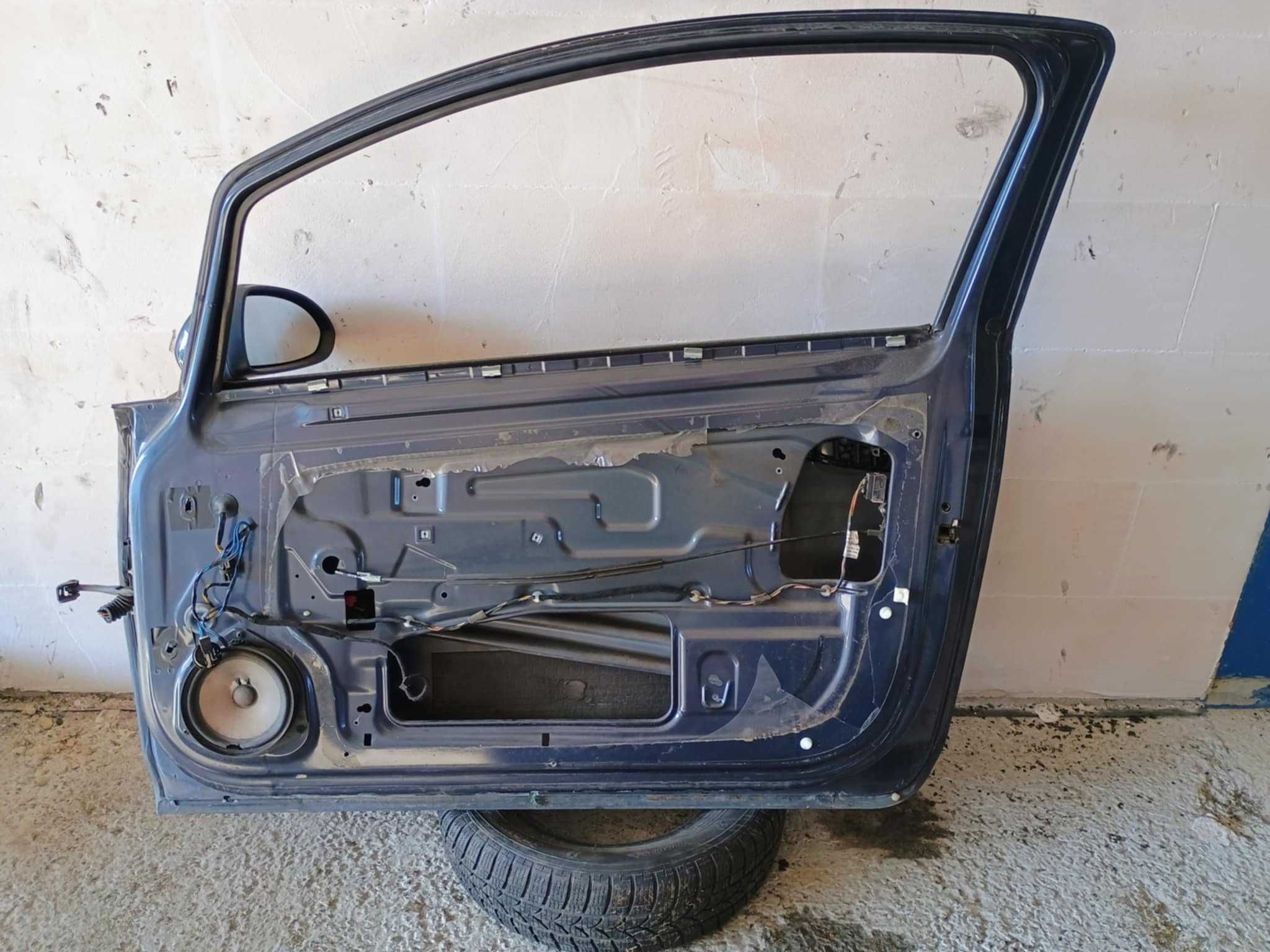 Drzwi Prawy Przód Prawe Przednie Opel Corsa D 3D KOD LAKIERU Z168