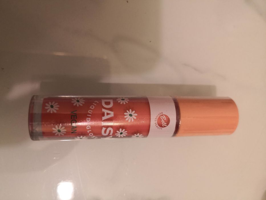 Bell Daisy błyszczyk do ust nawilżający Flower Charm