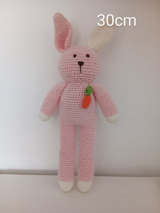Coelho rosa/branco com cenoura, croché 30cm