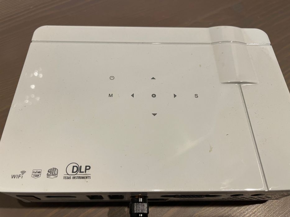 Projektor DLP 4K Wi-Fi razem z ekranem sufitowym