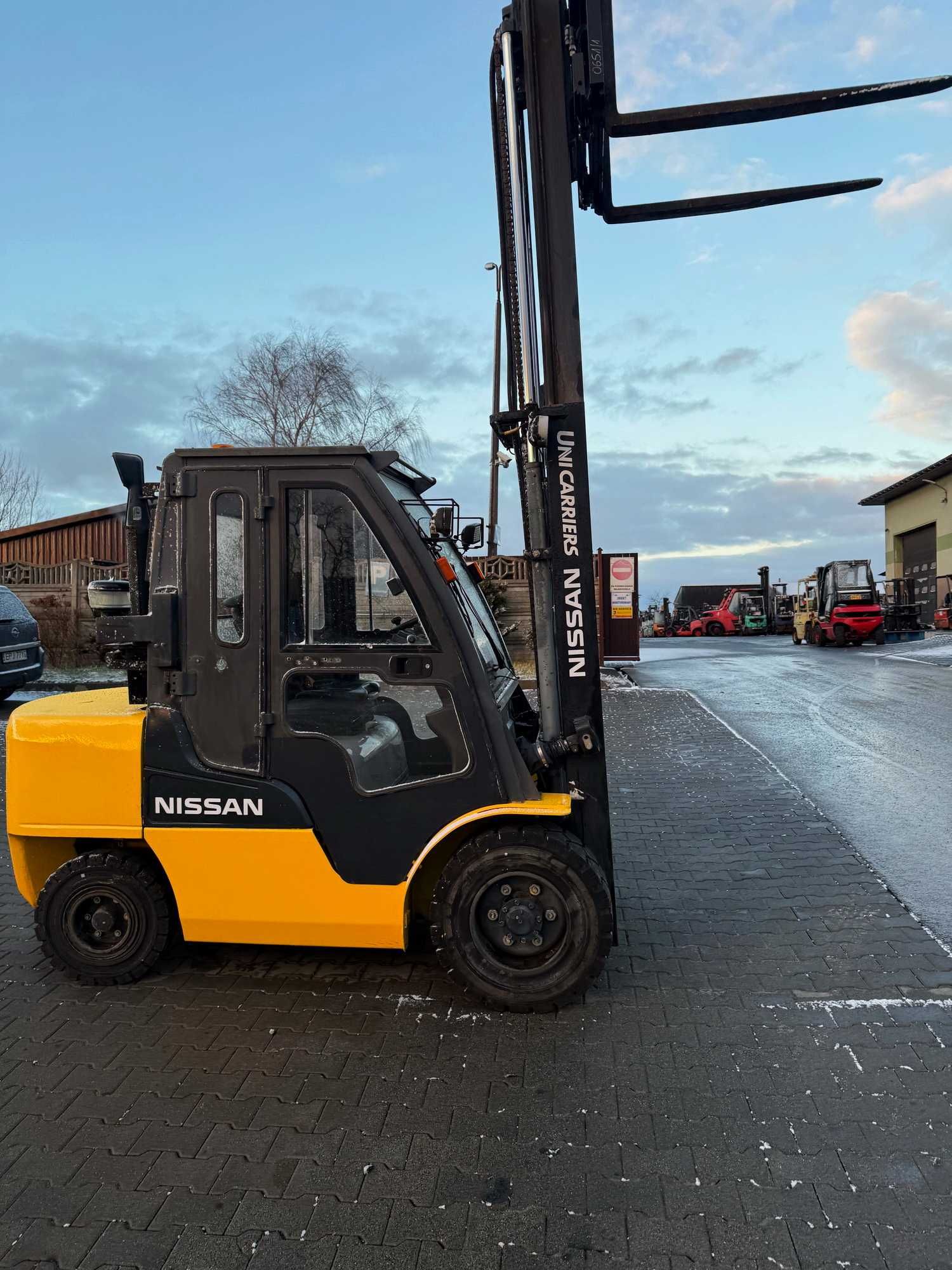 wózek widłowy diesel NISSAN FD30 3200kg 3.30m kabina przesuw 4-sekcja