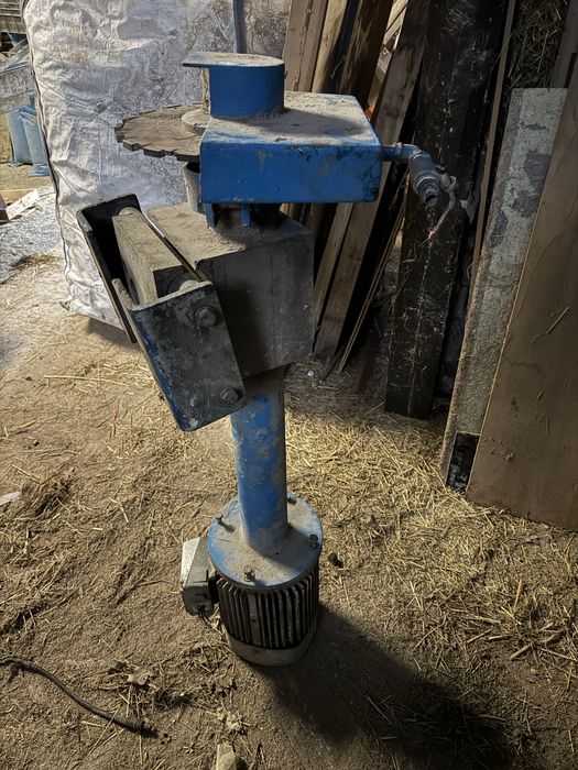 Wał z silnikiem i piłą do granitu