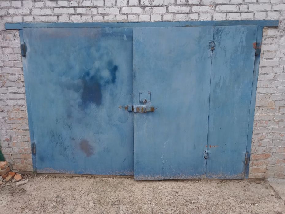 Продам  гаражі які знаходяться в районібазарної площі Селища Ладан