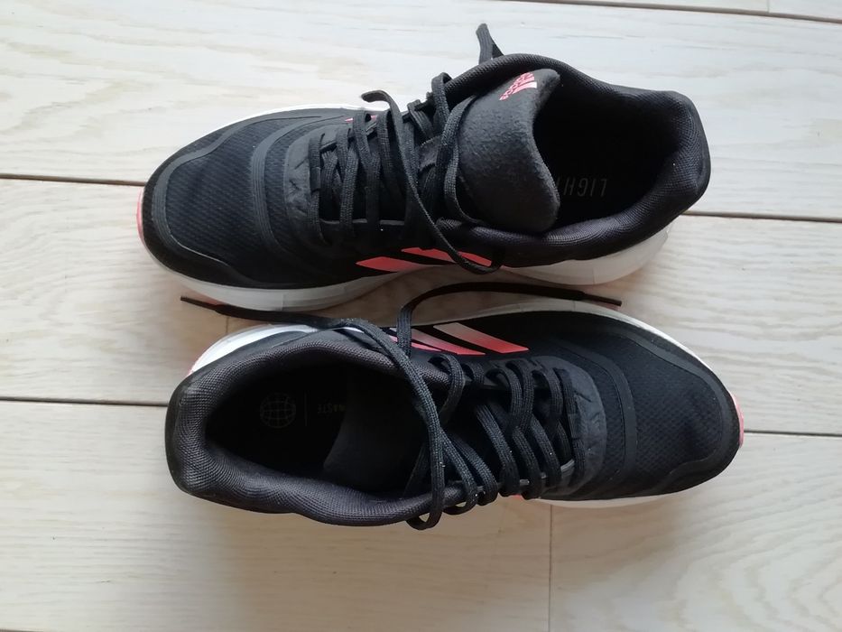 Obuwie sportowe. Damskie. Adidas.