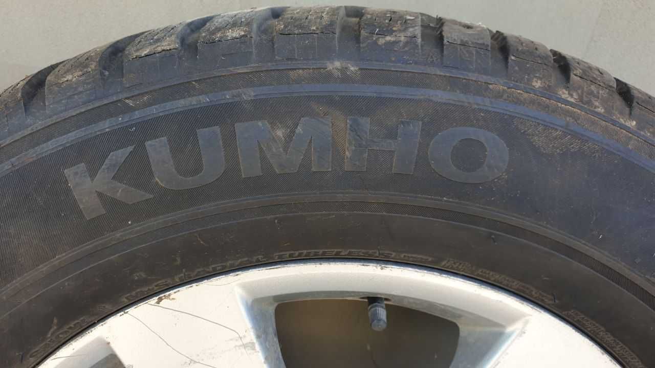 Зимова шипована гума на титанових оригінальних дисках Mitsubishi