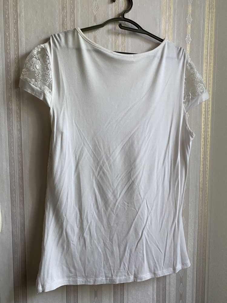 Блуза футболка біла з камінням та мереживом