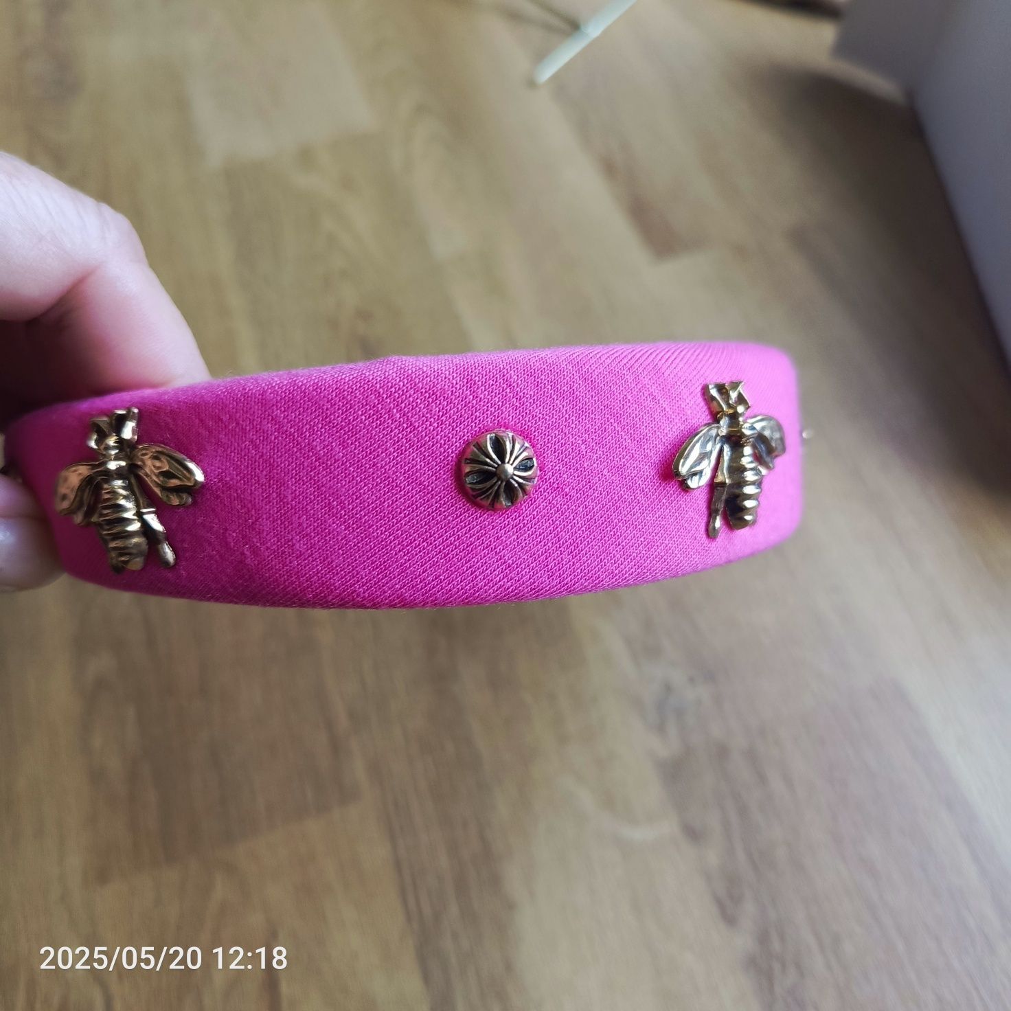 Nowa opaska na włosy hand made różowa ze złotą pszczółką