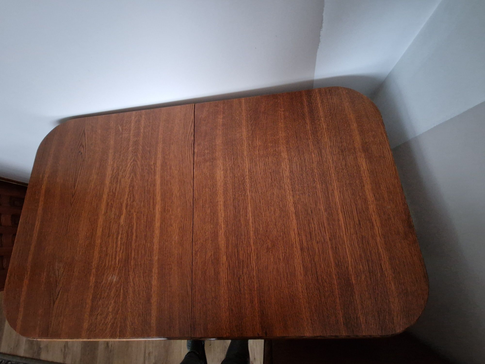 Stół drewniany do salonu