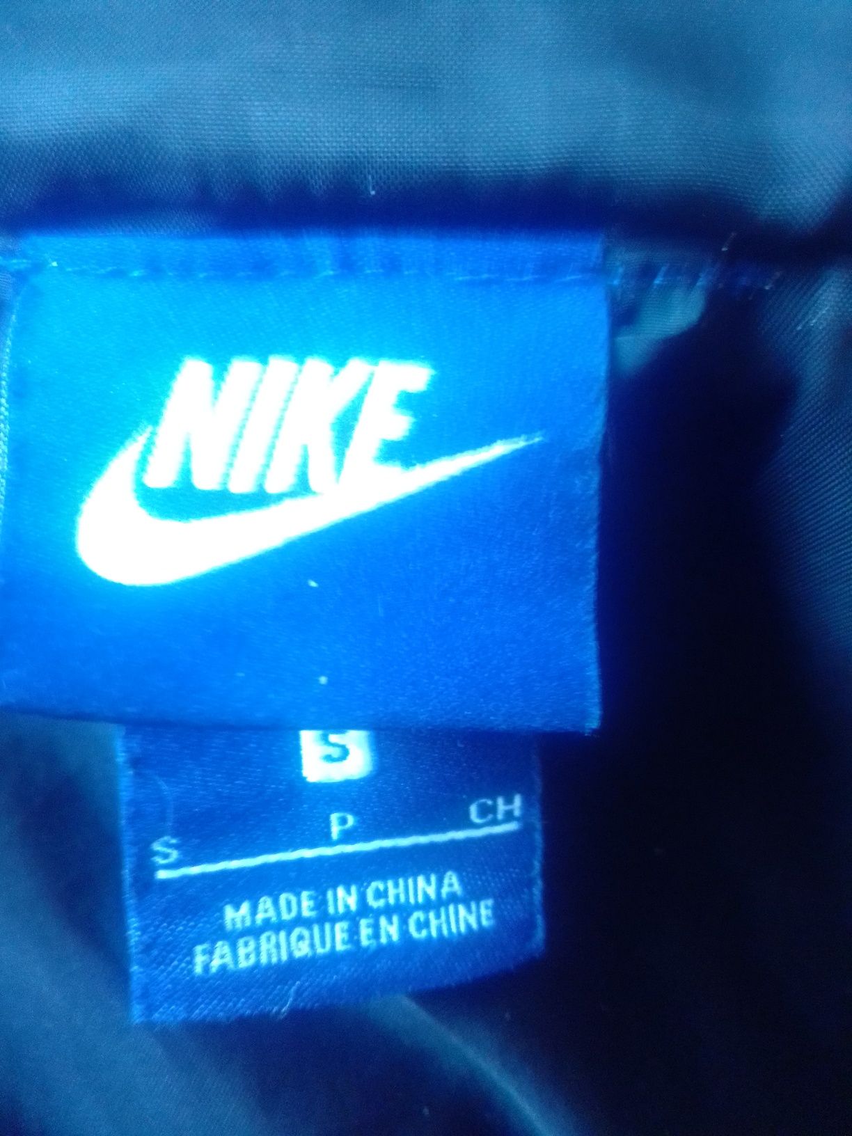 Срочно продам куртку nike черная