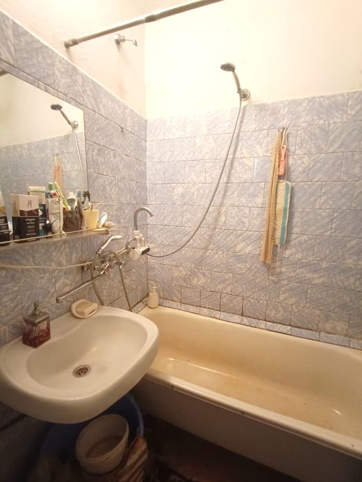 Простора 3-кімнатна в утепленому будинку, 2 поверх, серединка