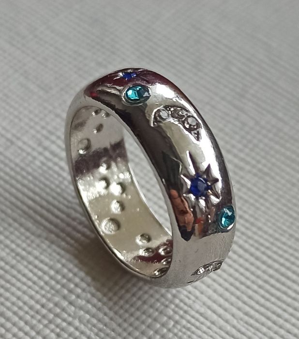 На подарок серебристое кольцо с эмалью