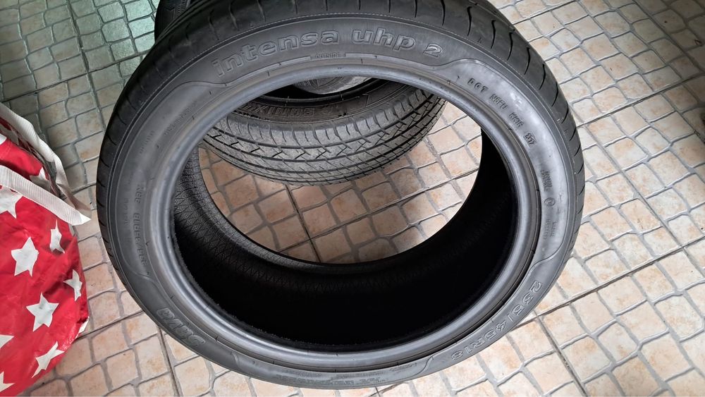 Três Pneus semi-novos