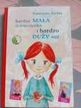 bardzo MAŁA dziewczynka i bardzo DUŻY miś