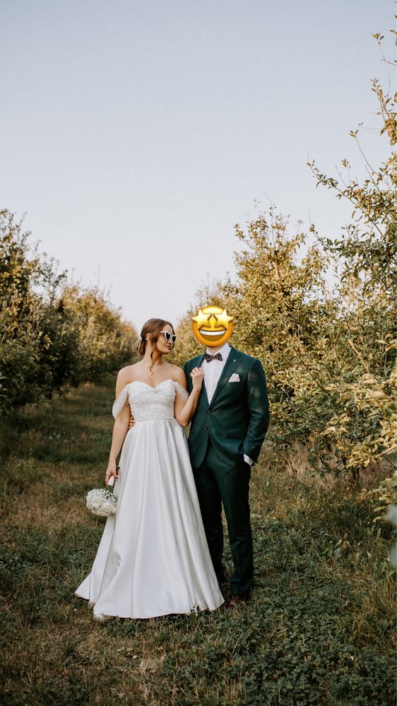 Suknia slubna ze zdobieniem na gorze