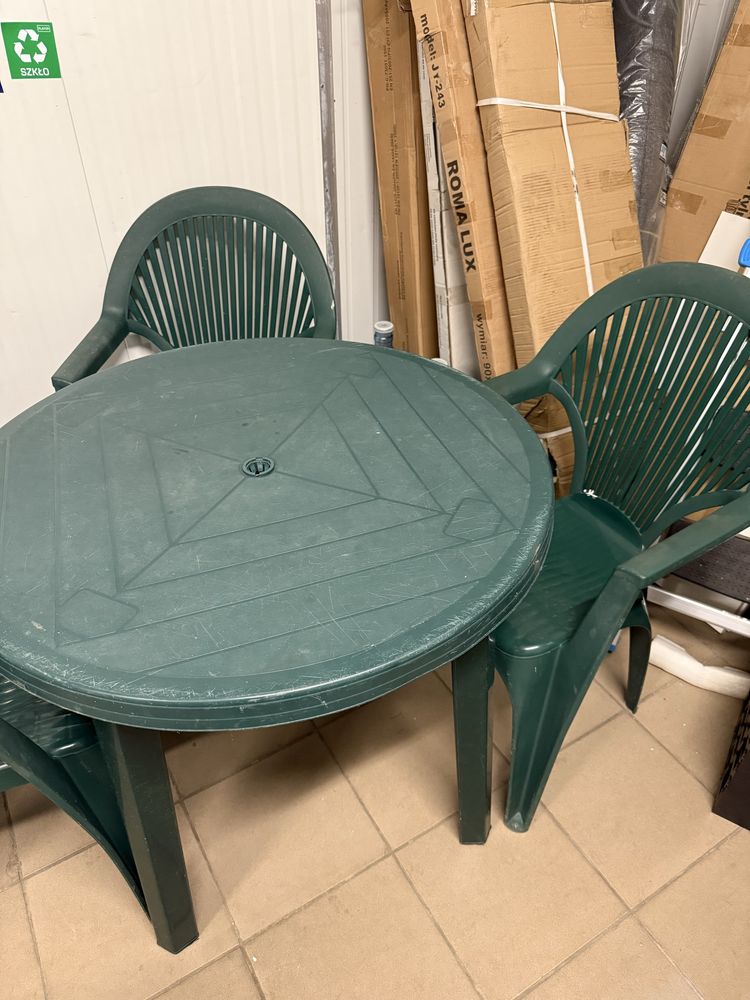 Stół plus 3 krzesla plastikowe zielone