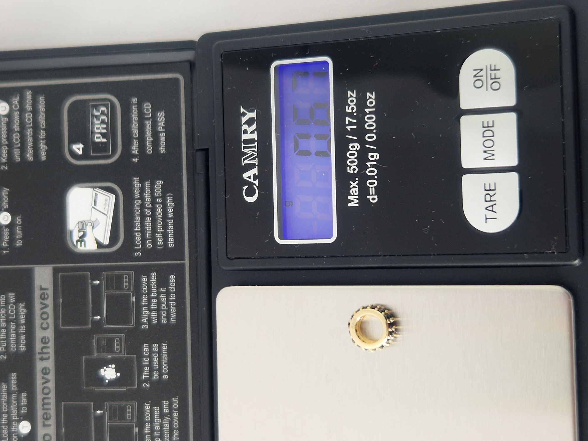 Złoty charms z czarną cyrkonią