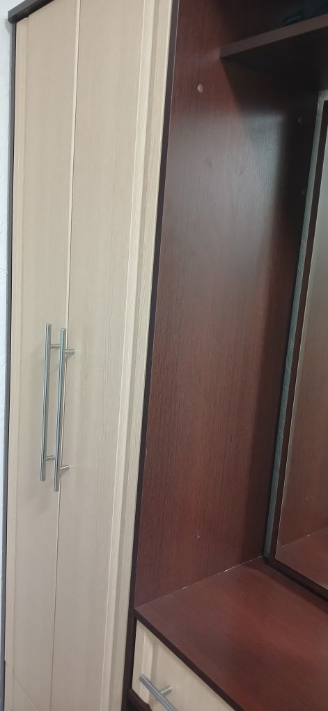 Продам прихожую с зеркалом