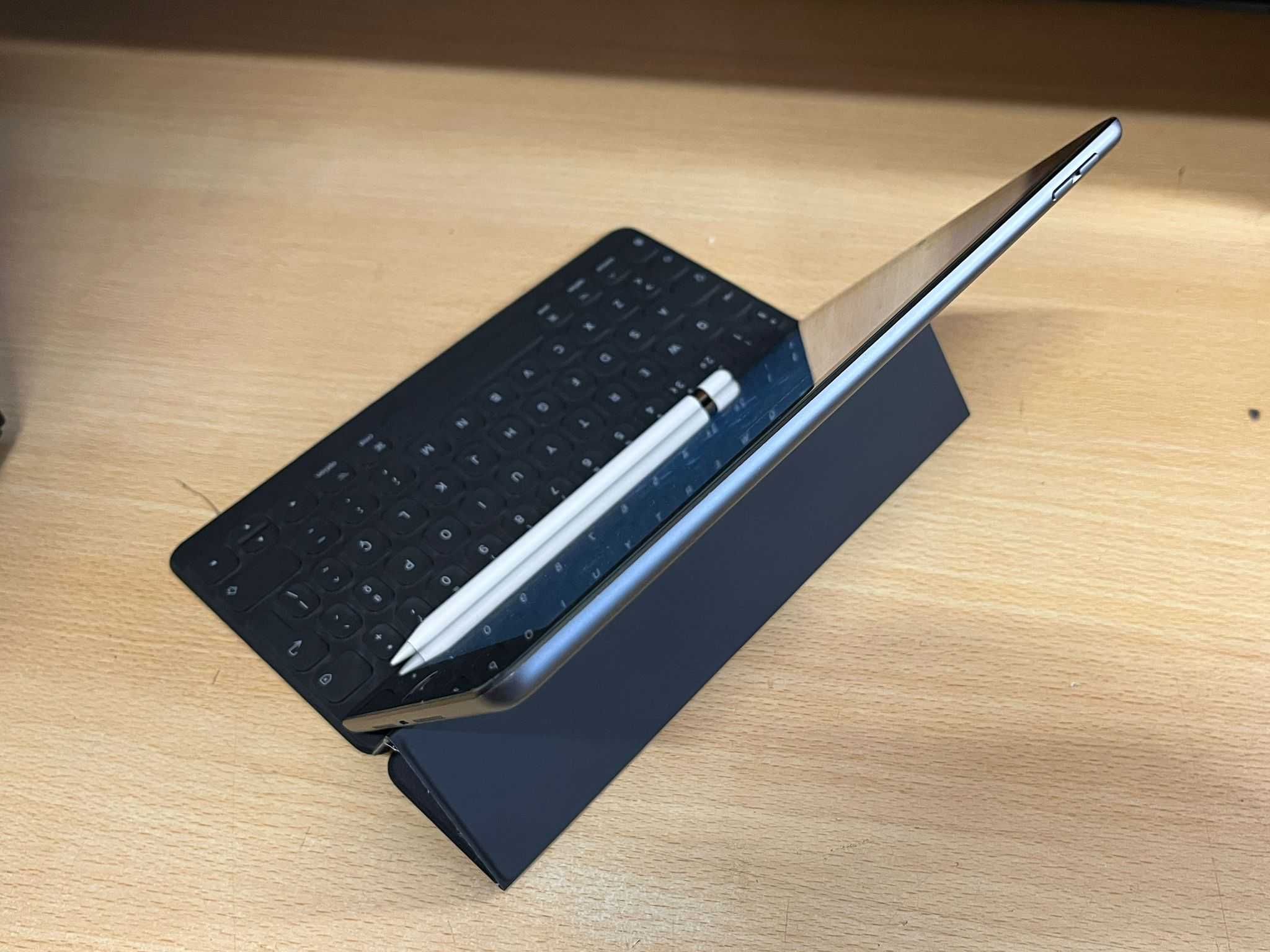 iPad 10.2 7th Gen 32GB Wi-Fi + Capa Teclado Original + Apple Pencil