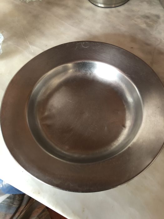 Varias peças de louça decorativa e cozinha