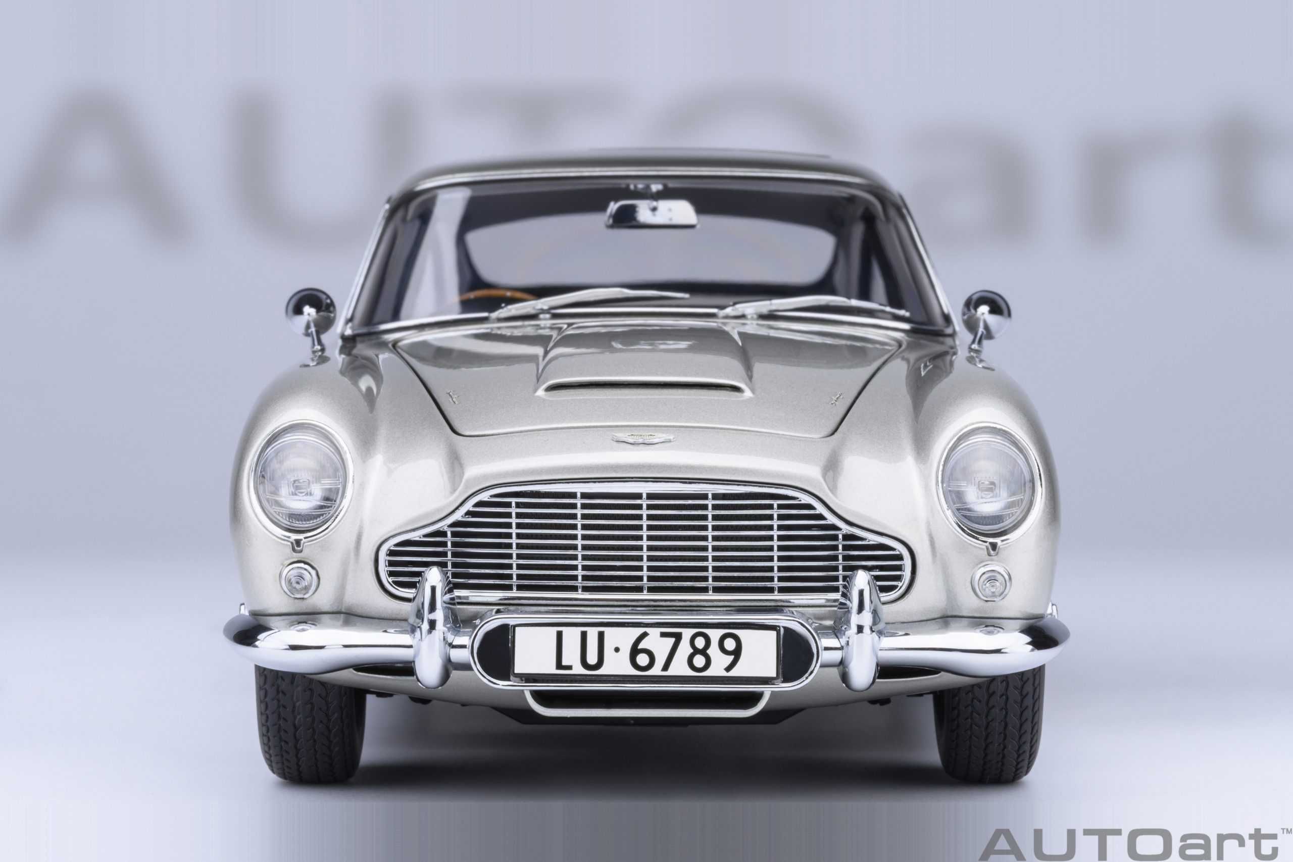 Aston Martin DB5 James Bond Goldfinger 007 Silver Autoart 1:18