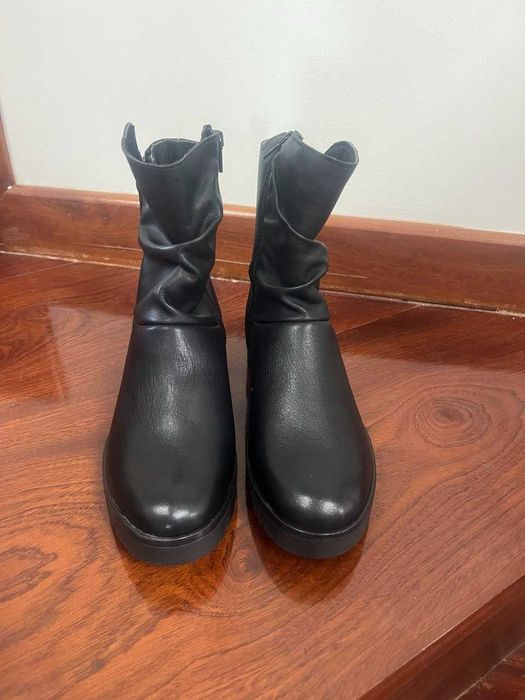 Botas de salto com forro acolchoado na cor preta em tamanho 38,40