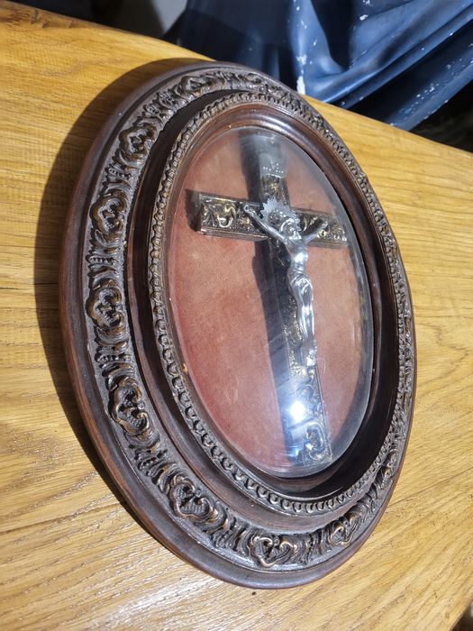 Stary krzyż w owalnej ramie za szkłem obraz